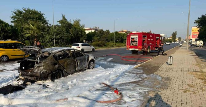 Seyir halindeyken aniden alev alan otomobildeki 4 kişi yaralandı