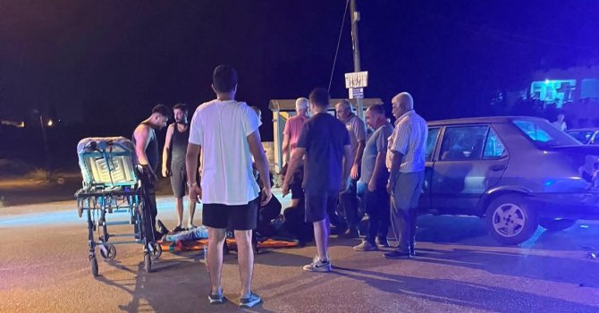 ’U’ dönüşü yapmak isteyen otomobile 2 motosiklet ok gibi saplandı