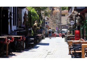 Hava kararınca nüfusunun 100 katını ağırlıyor