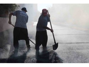 Hava 40, asfalt 200 derece: Adana’da işçilerin zorlu mesaisi