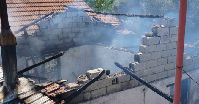 Alevlere teslim olan gecekondu kullanılamaz hale geldi