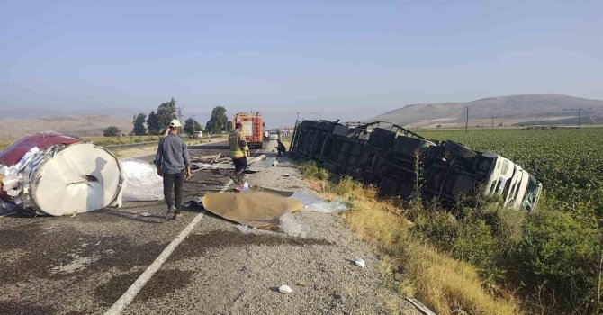 Kumlu’da kaza yapan tırdan yola rulo sac devrildi