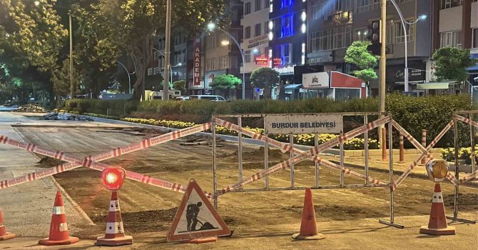 Burdur’da belediyenin gece yaptığı yol çalışması vatandaş talebiyle polis tarafından durduruldu