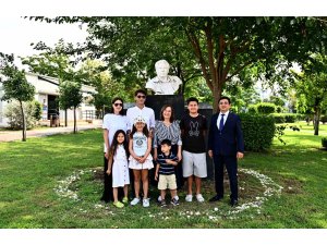 Cengiz Aytmatov’un oğlu ünlü yazarın daha önce yayımlanmamış çalışmalarını Antalya’daki kütüphaneye bağışladı