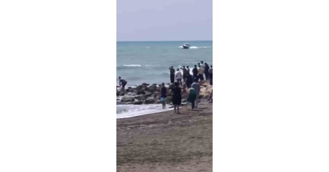 Denize girmeyin uyarısına aldırış etmeyen 14 yaşındaki çocuk dalgalara kapılarak kayboldu