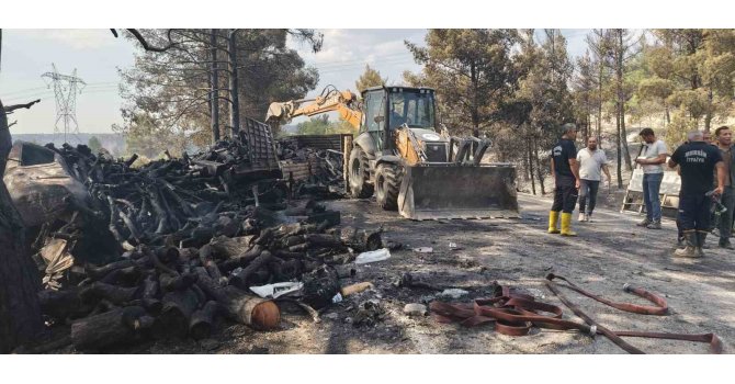 Mersin’de kaza sonrası araçlar alev aldı, yangın ormana sıçradı: 1 ölü, 2 yaralı
