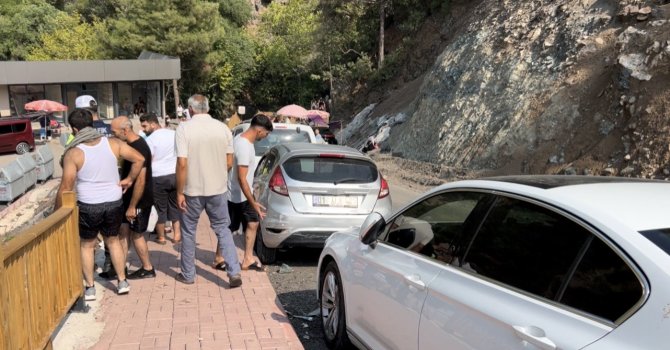 Osmaniye’de korkulukları kıran otomobil alt otoparka düştü: 5 yaralı