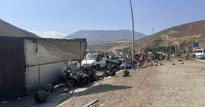 Freni boşalan tır ortalığı savaş alanına çevirdi