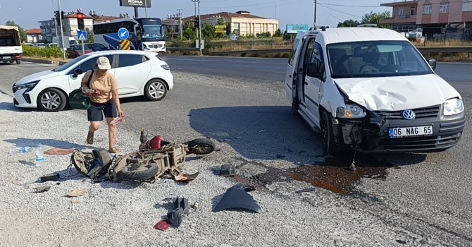 Motosiklettekileri metrelerce savuran kaza kamerada