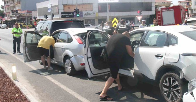 Antalya’da 5 aracın karıştığı zincirleme kazada 6 kişi yaralandı