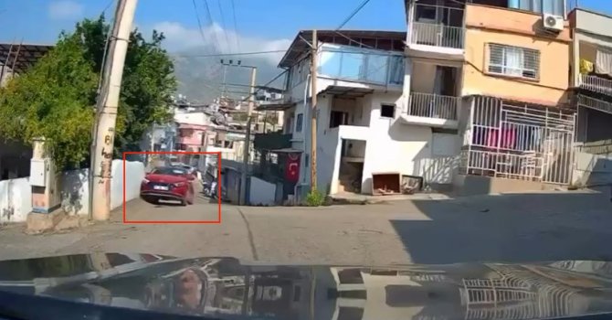 Geri vitese takıp gaza basınca kontrolden çıkan otomobil duvara çarptı: O anlar kamerada