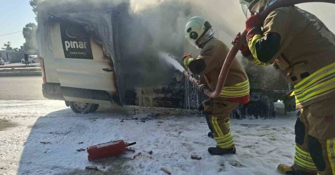 Patlamaların yaşandığı minibüs alevlere teslim oldu