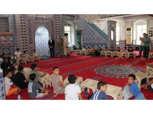 Erzin’de çocuklar yaz aylarını kuran kursunda eğitim alarak geçiriyorlar