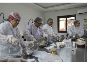 Mersin’in tescilli kan portakalı mutfak atölyesinde işlendi