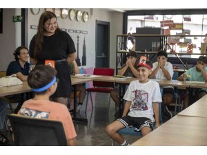 İngilizceyi oyunlarla öğreniyorlar: ‘Hello Mersin’ yaz programı sürüyor