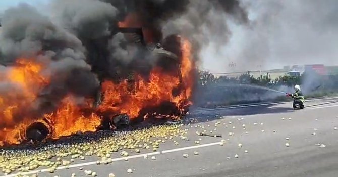 Otoyolda feci kaza: Tır alev aldı, 1 kişi hayatını kaybetti