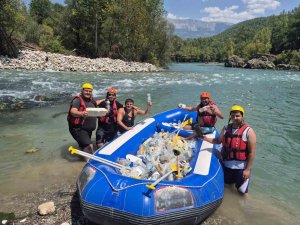 Beşkonak’ta raftingciler kürekleri bırakıp çöp topladı
