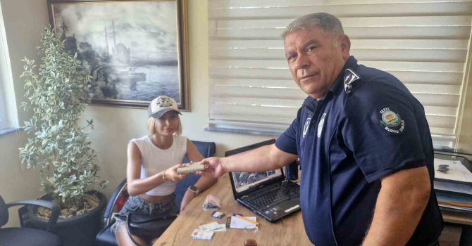 Serik’te zabıta ekipleri buldukları kayıp çantayı sahibine teslim etti