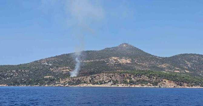 Kaş’ta makilik alanda çıkan yangın söndürüldü