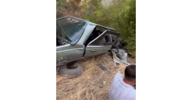 Uçuruma yuvarlanan otomobilin sürücüsü yaralandı