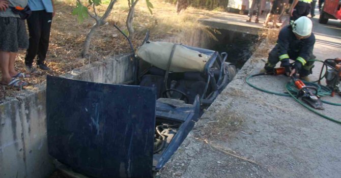 Antalya’da otomobil sulama kanalına düştü, sürücü yaralandı