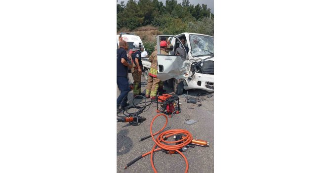 Tırla çarpışan kamyonet hurdaya döndü: 3 yaralı