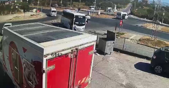 Tur midibüsünün kaza anı güvenlik kamerasında