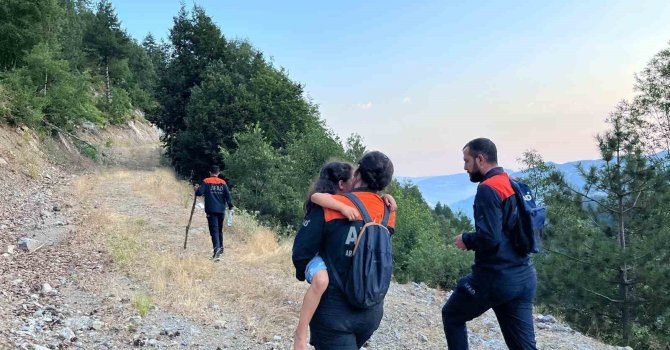 Kahramanmaraş’ta araçta mahsur kalan baba ve kızı kurtarıldı