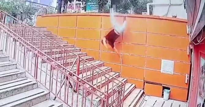 Beton blokta uzandı, dengesini kaybedip merdivenlere düştü