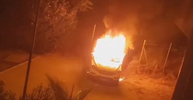 Eşinin açtığı boşanma davası sonrası villasını ve aracını ateşe veren mimar hayatını kaybetti