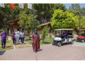 Mersin’de görme engelliler doğayla iç içe keyifli bir gün geçirdi
