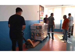 Kemer’de kırtasiye malzemelerinin dağıtımı devam ediyor
