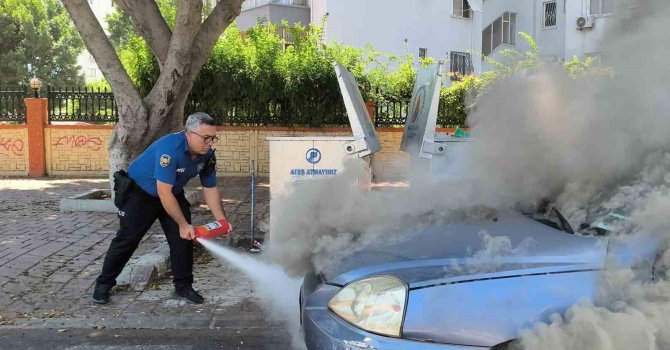 Yanan araca bahçe hortumu ve yangın tüpü ile müdahale ettiler