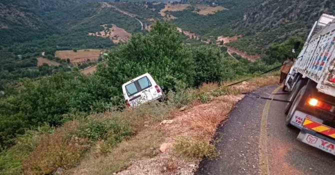 Osmaniye’de yağış nedeniyle yoldan çıkan araç uçuruma düşmekten son anda kurtuldu