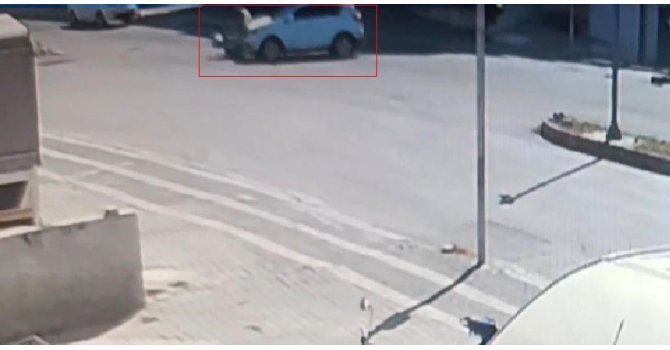 Otomobilin motosikletle çarpışma anı kamerada