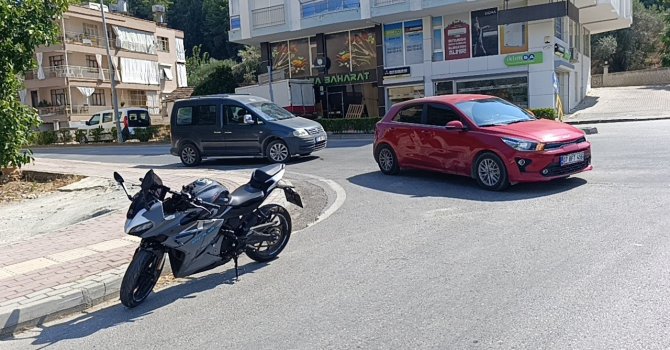 Sokağa dönmek isteyen otomobile motosiklet çarptı: 1 yaralı