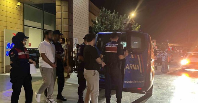 Vize dolandırıcılığı operasyonunda şüpheliler ve yakınları gazetecilere tepki gösterdi