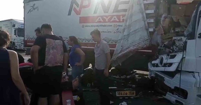 Emniyet şeridindeki tıra başka bir tır çarptı: 2 yaralı
