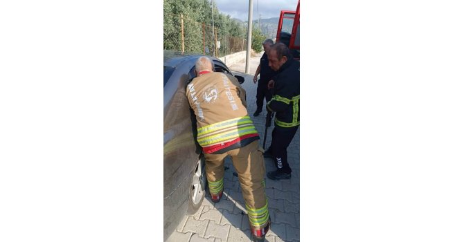 Samandağ’da araçta kilitli kalan çocuk kurtarıldı