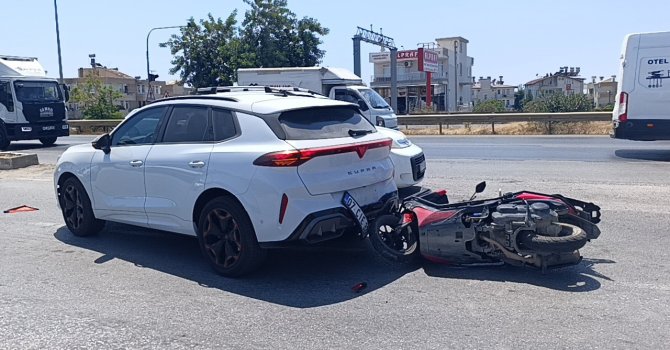 Yolda aniden duran araca motosiklet çarptı