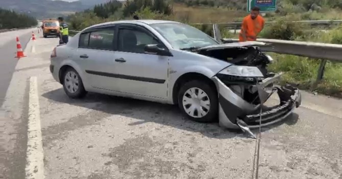 Yağışlı havada kontrolden çıkan otomobil bariyerlere çarptı: 4 yaralı