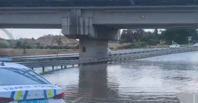 Adana’da sağanak ve kuvvetli rüzgar hayatı olumsuz etkiledi: Çatı sokağa düştü