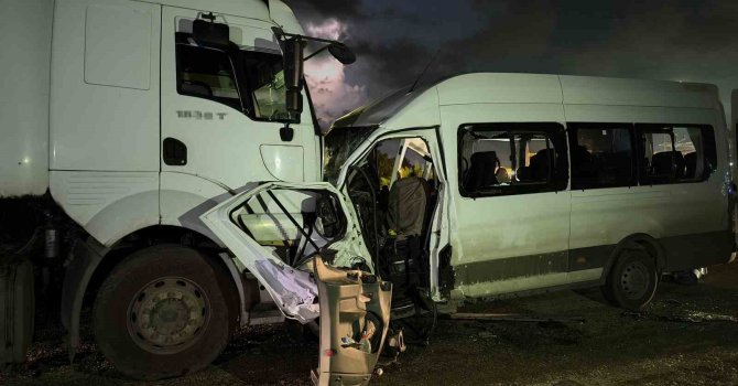 Hatay’da işçi servisi tırla kafa kafaya çarpıştı: 1 ölü, 15 yaralı