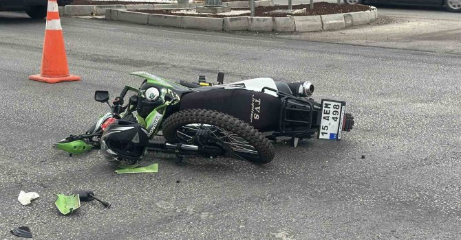 Burdur’da otomobil ile çarpışan motosikletin sürücüsü ağır yaralandı
