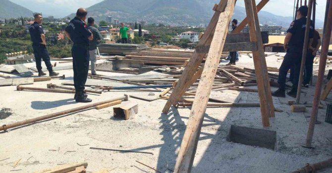 Eşini ve kayınvalidesini bıçaklayan şahıs intihar teşebbüsünü canlı yayınladı