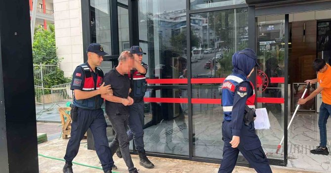 Alanya’da eşini ve kayınvalidesini bıçaklayan şahıs adliyeye sevk edildi