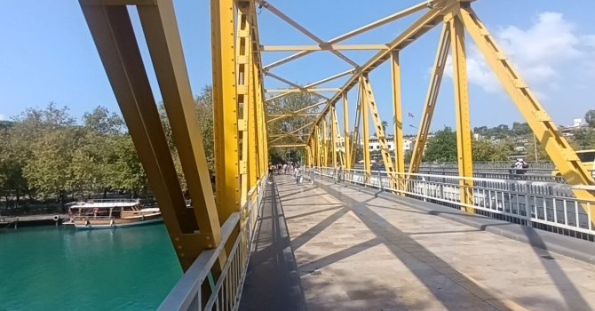 Sıcaktan bunalan çocukların Manavgat Irmağı’nda tehlikeli serinliği