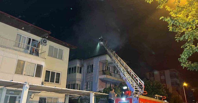 Burdur’da 3 katlı binada yangın korkuttu