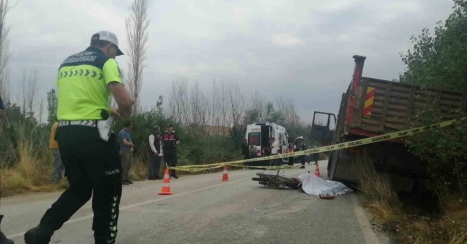 Isparta’da kamyonla çarpışan 19 yaşındaki motosikletli hayatını kaybetti