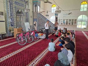 Yumurtalık’da Kur’an kursunu tamamlayan öğrencilere hediye